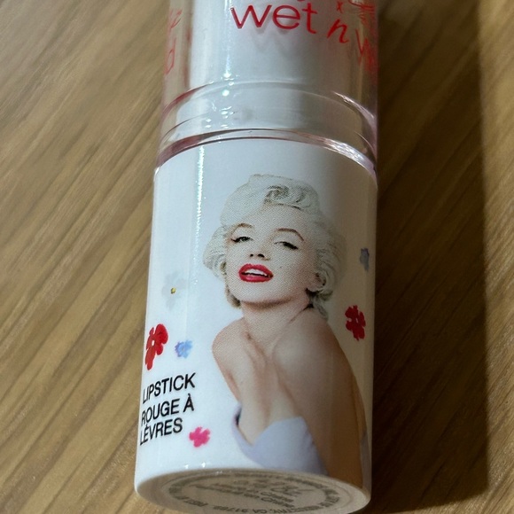 Wet n Wild Marilyn Monroe Bold Red Lipstick - Picture 4 of 16